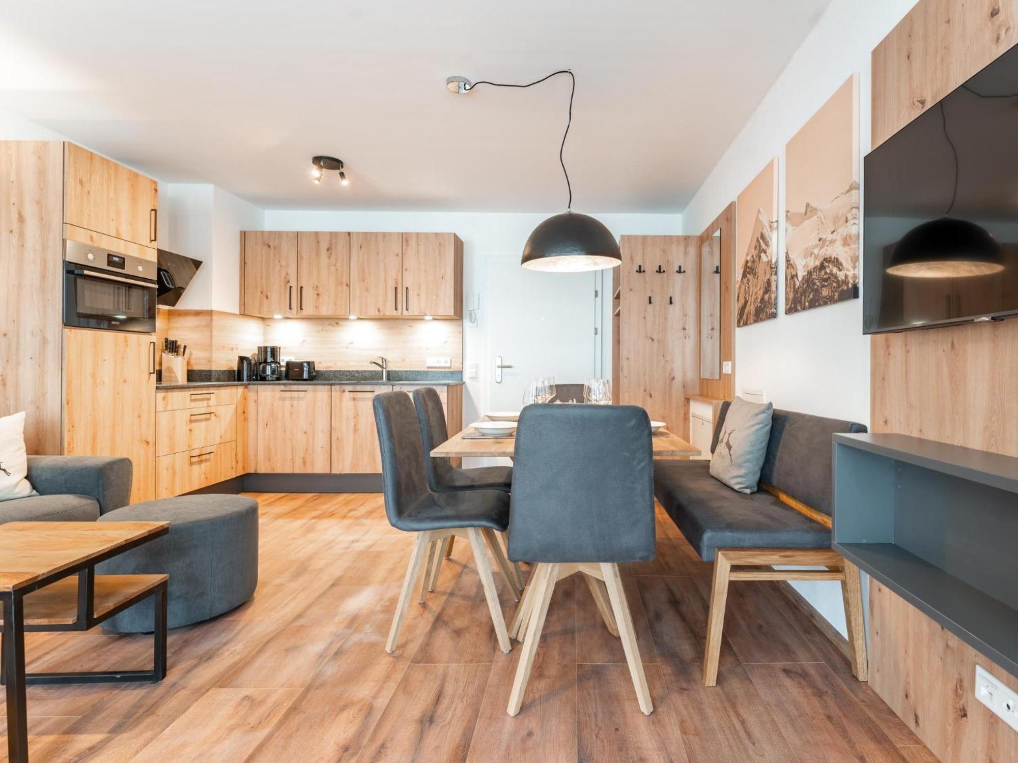 Falken Suites Top 4 Kaprun Bagian luar foto